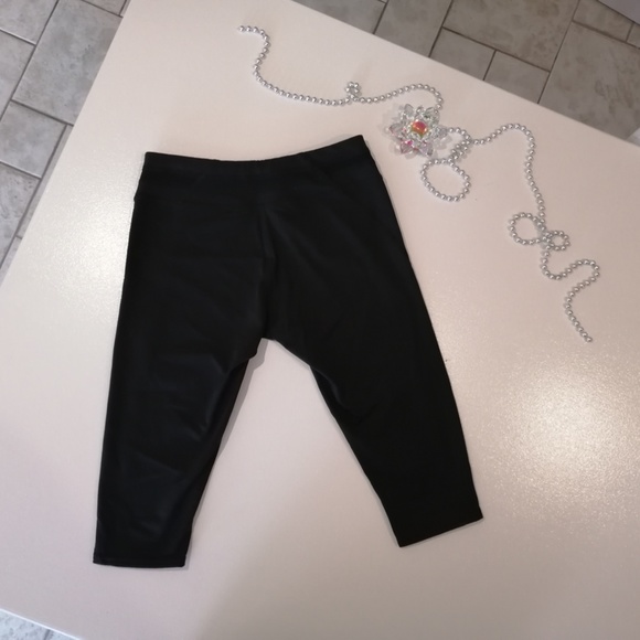 OAKLEY Training Cropped Leggings  NWOT - Picture 3 of 5